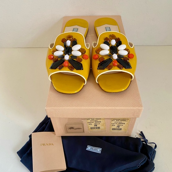 EUC ADORABLE YELLOW PRADA RUNWAY SLIDE WITH WHITE PIPING AND TRIBAL BEADS - Picture 2 of 7